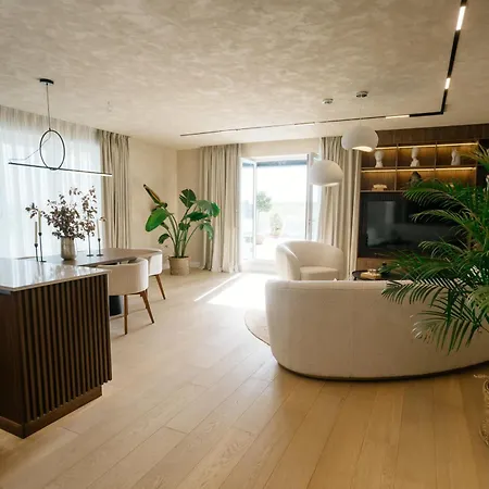 Penthouse Lebada Lake View