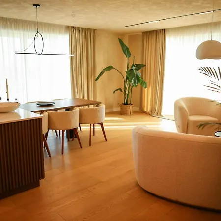 Penthouse Lebada Lake View Apartmán *