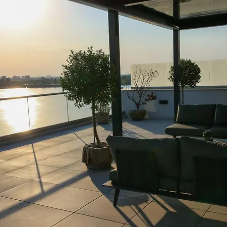 Penthouse Lebada Lake View *