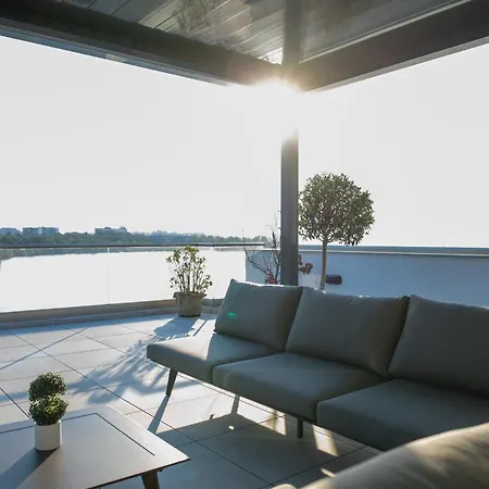 Penthouse Lebada Lake View Bukurešť