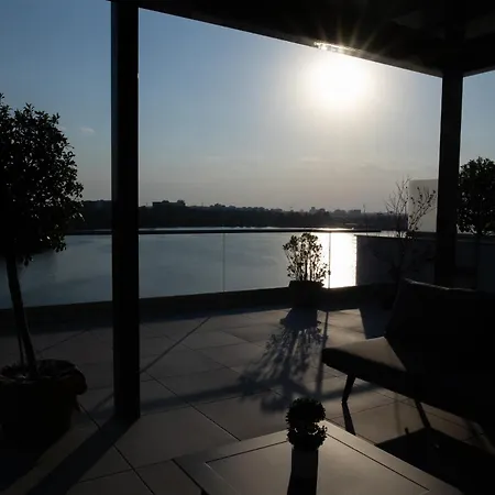 Penthouse Lebada Lake View